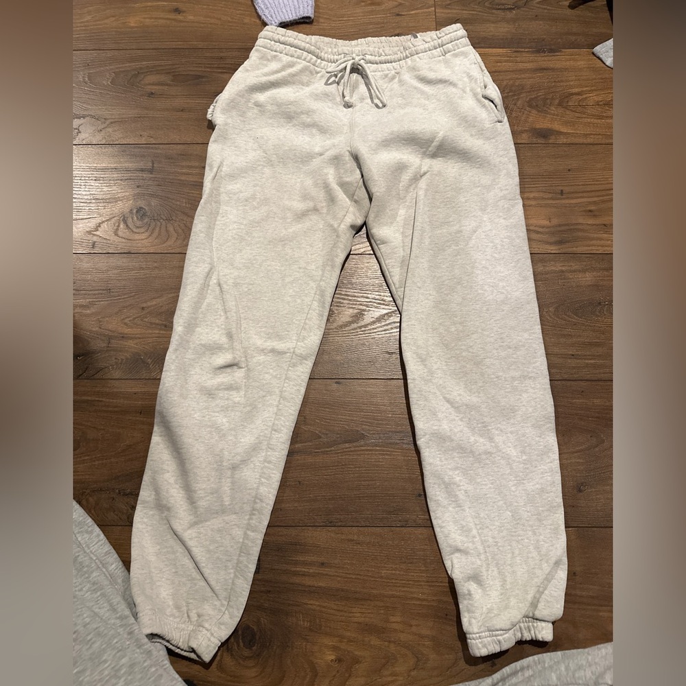 aritzia grey sweatpants